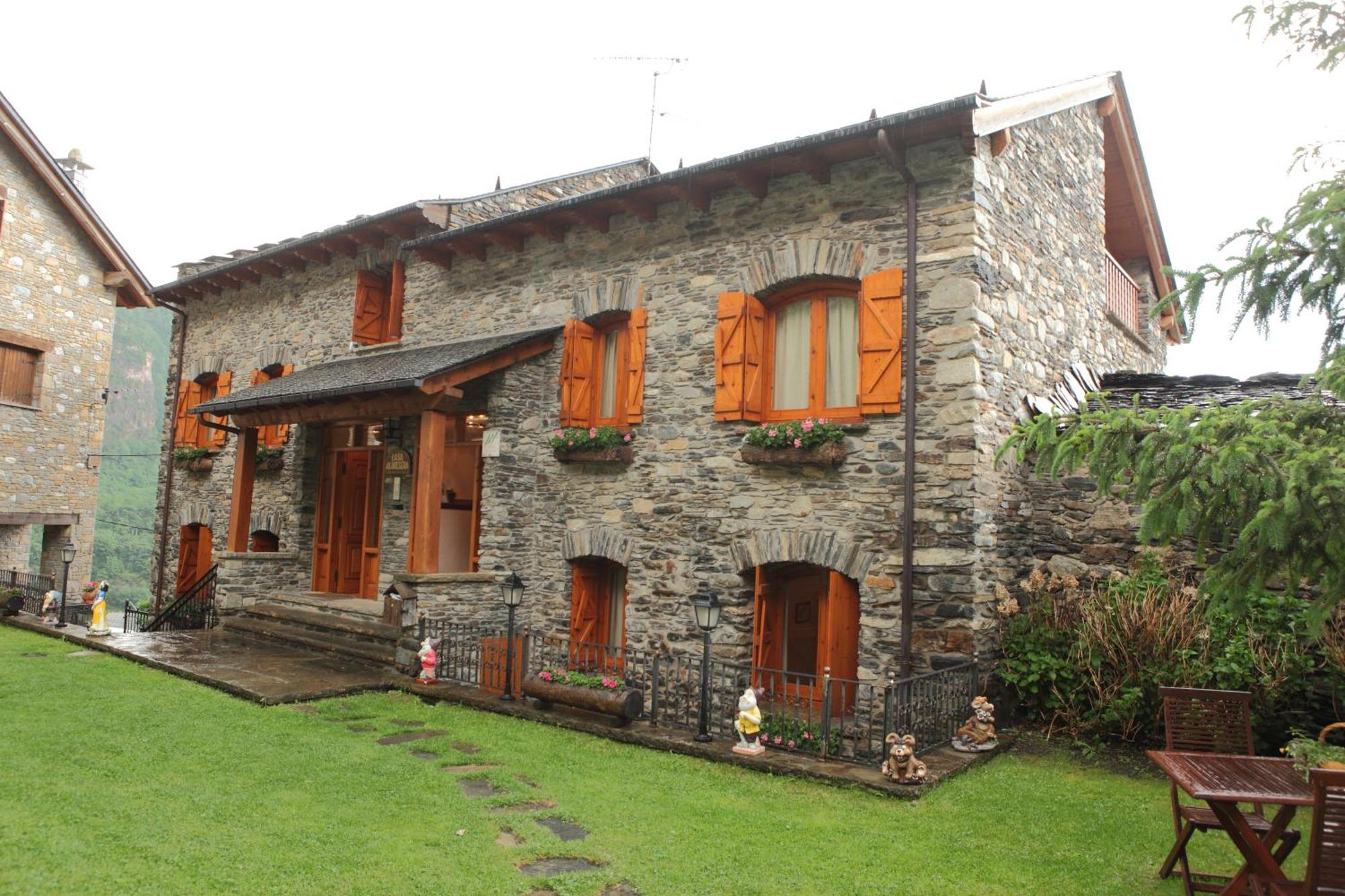 Apartamentos Albá Casa Alquesera Sahun Exterior foto